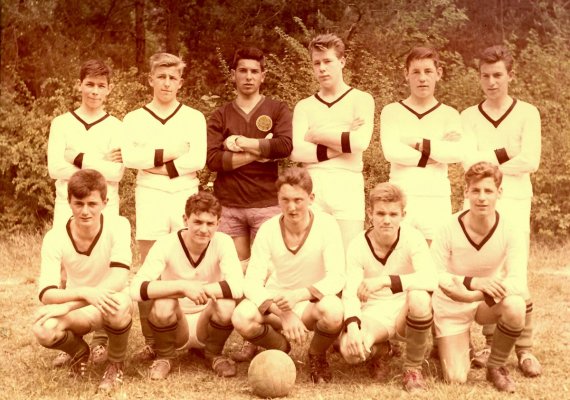 Gespielt wurde schon Jahre vor der offiziellen Gründung. Hier eine Rarität aus der Fotokiste des AFC Girlan: stehend v.l.n.r.: Werth R., Meraner W., Thalmann S., Kofler K., Runggaldier H., Werth E.; sitzend v.l.n.r.: Brigl P., Lantschner L., Abraham G., Trafojer H., Romen P.